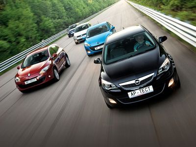 Renault Megane, Hyundai i30, Volkswagen Golf VI, Mazda 3 и Opel Astra. Фото Степана Шумахера с сайта 